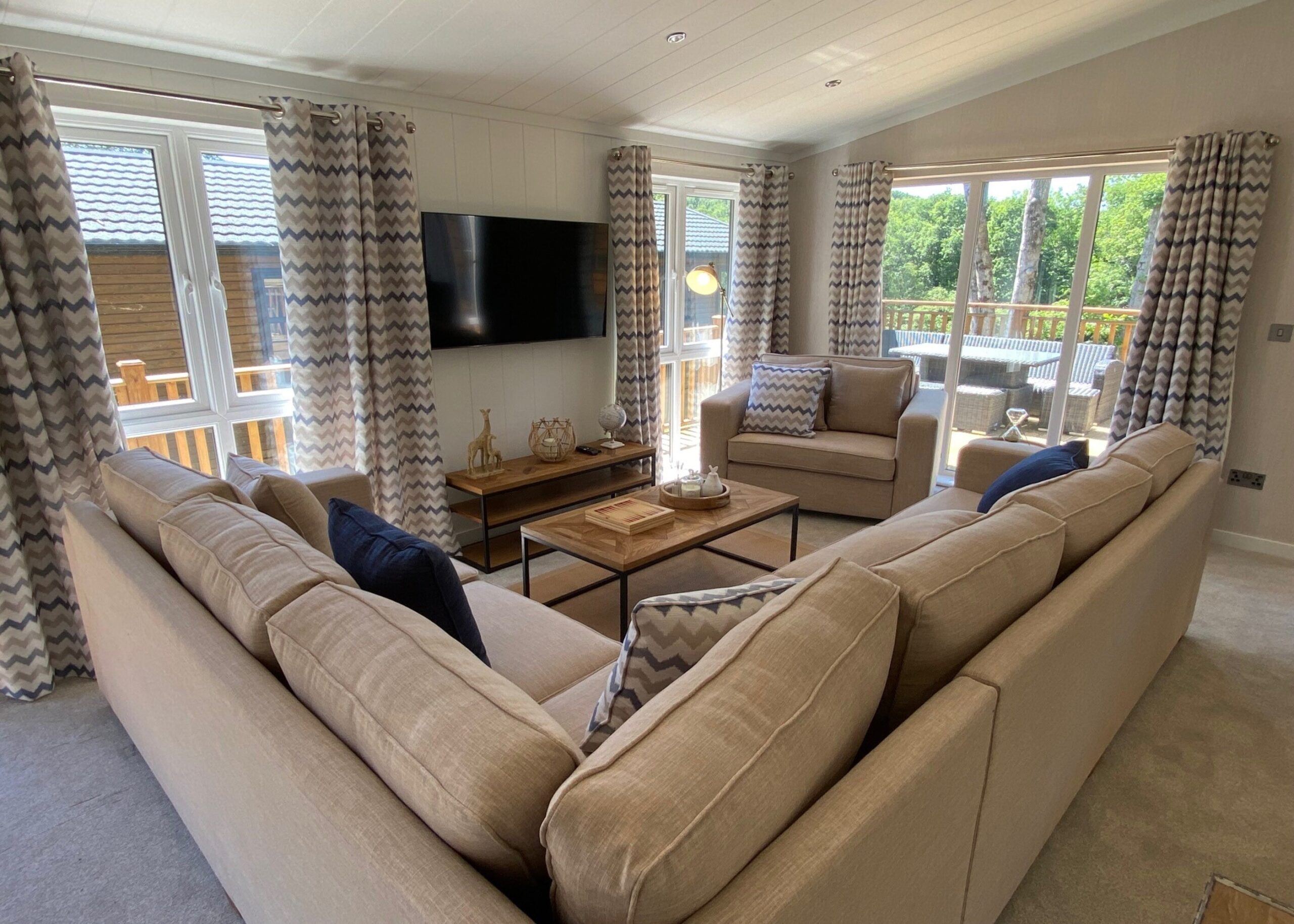 Omar Alderny Lounge lounge at Killigarth Manor Holiday Park