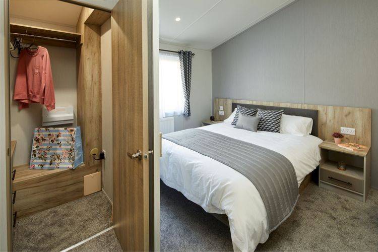 Mapleton lodge master bedroom with fitted wardrobes - holiday lodges for sale in Aberystwyth